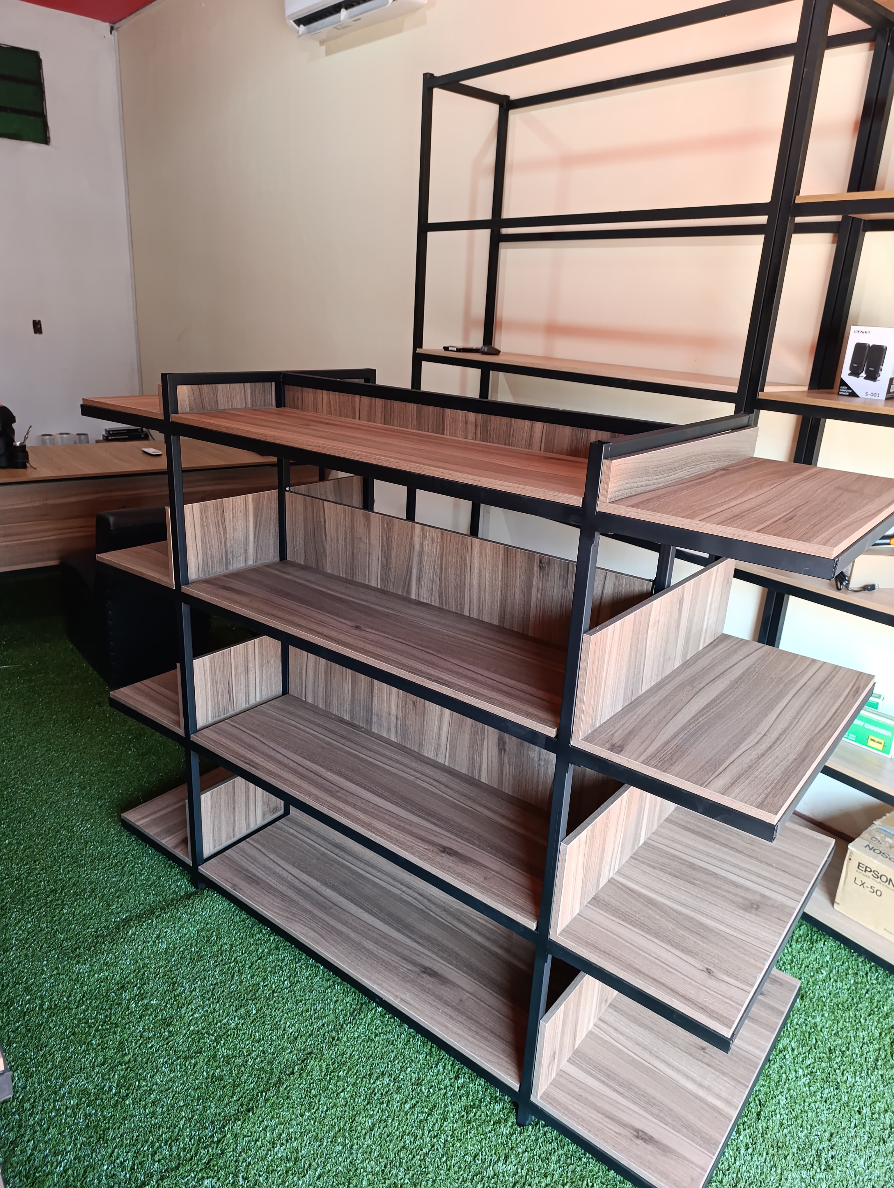 Gondola con doble puntera en melamina 
145 x 185 de largo x 70 de ancho