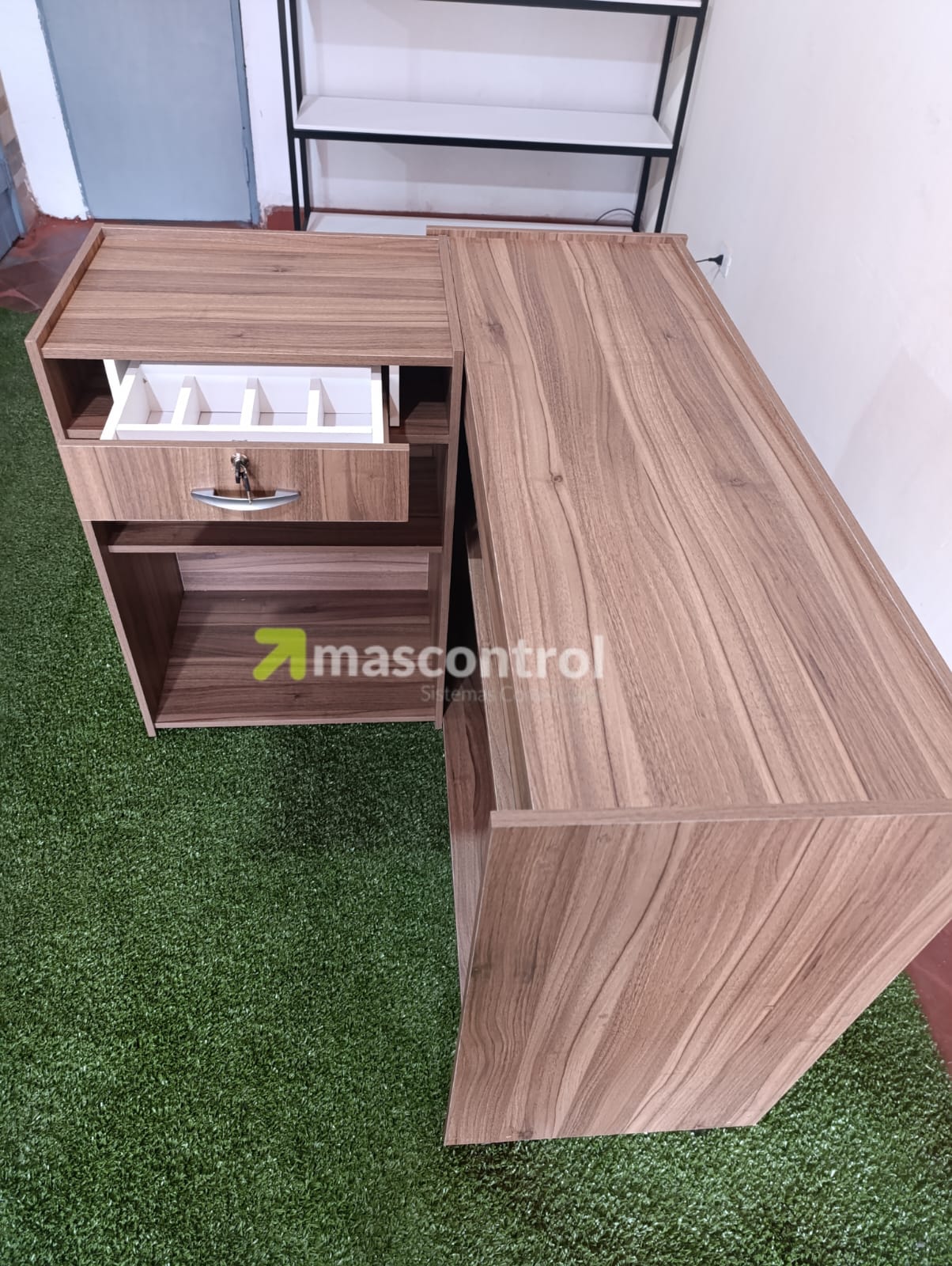 Mostrador en L de melamina, con estante interno y cajon para dinero.