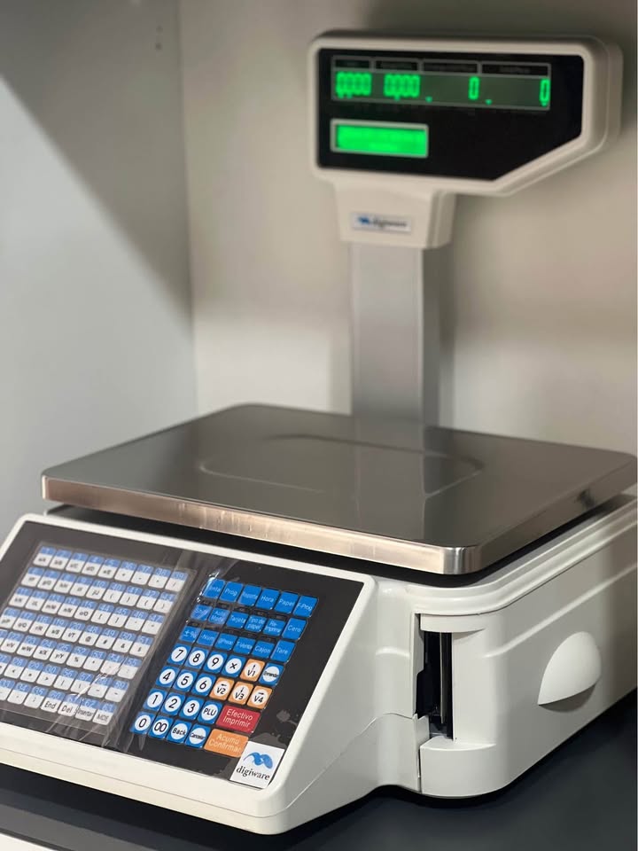 Balanza electrónica con impresora de ticket adhesivo.
peso de hasta 30kg