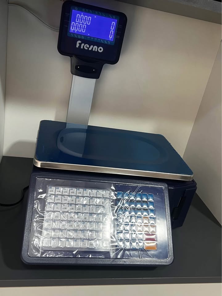 Balanza electronica con impresora de ticket adhesivo y/o ticket continuo.
peso maximo 30kg.